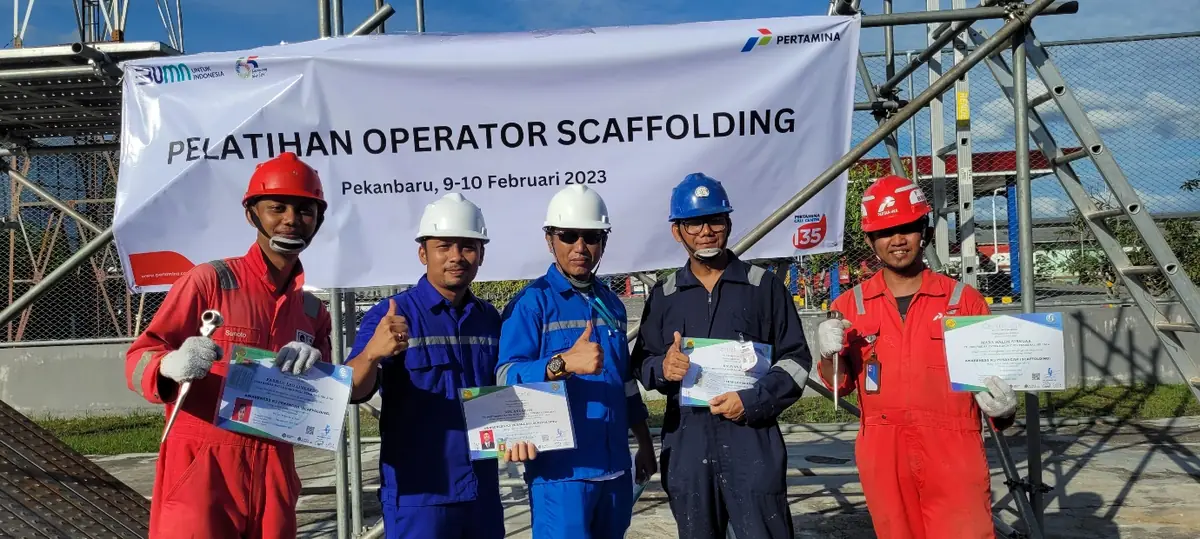 Scaffolding operator training at a Pertamina facility, Pekanbaru